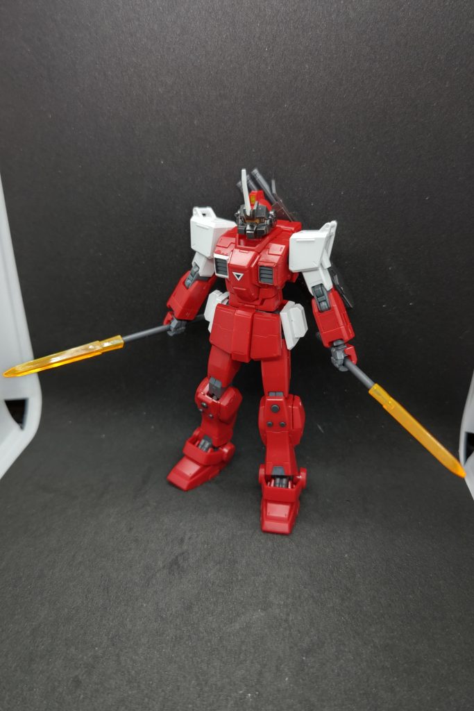 近接戦の際は背中に背負ったヒートスパイクを二本両手に構えます。付属のスパイク装填可能なシールドは両手に武器を持たせるコンセプト上干渉が気になったので装備を断念しました。シールドに装填するのもかっこいいんですけれどね。