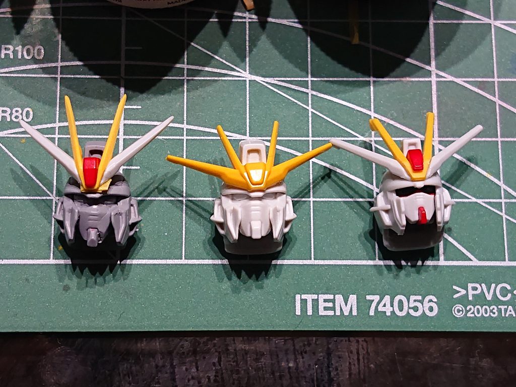 右がHGCE、中央がFGで左が加工中の状態です。小顔すぎるのと、顎が細すぎると思ったのでやってみましたが・・・精進あるのみですね。