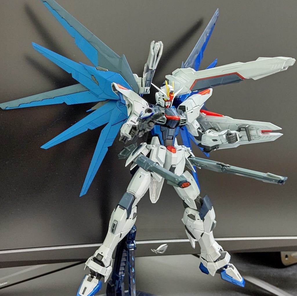 別アングルから。冷静に考えてバッテリー機が主流でエネルギー節約するためにどう工夫していくかって時代に一人だけエネルギー無限で大火力で無制限に連発してきて固くて速くてパイロットが機体以上にトンデモスペックな奴がいるとか自分が一般兵士だったらアホらしくて逃げたくなりますね