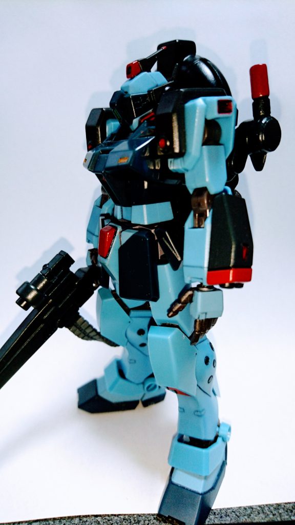 左腕に二連ビームサ－ベル装備。