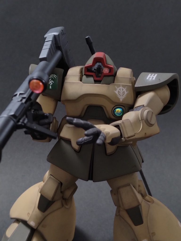 ドイツ系パイロットの設定です。左胸の目くらましはハイキュパーツVCドームを使用。私が写るぐらいピカピカで綺麗です!モノアイカバーには私がバッチリ写ってますね。(笑)