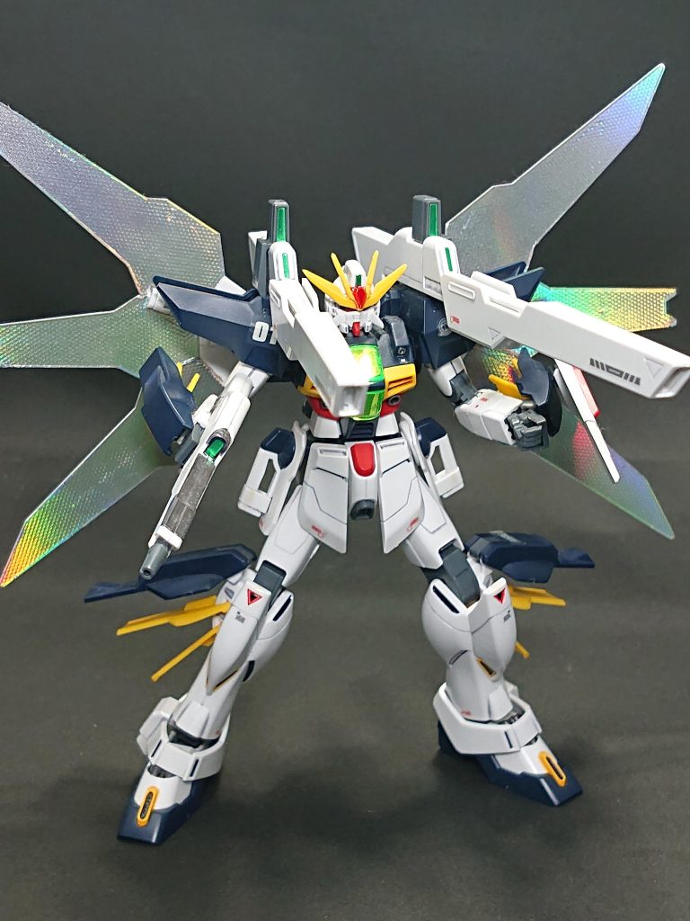 ツインサテライトキャノン発射状態。リフレクターのシールはゴールドでしたが、奮発してホログラムシールに置き換えました。普段のシールとは違って貼るのが難しかったです。（傷が入ったりしてしまいました・・・）