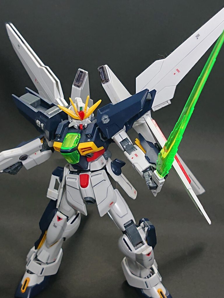 肩のデカールは手元にあったもので適当にサイズを見て貼りました。Gジェネあたりでガロードのエンブレムとかあったと思いましたが・・・デカール自作とかも今後はやっていきたいです。