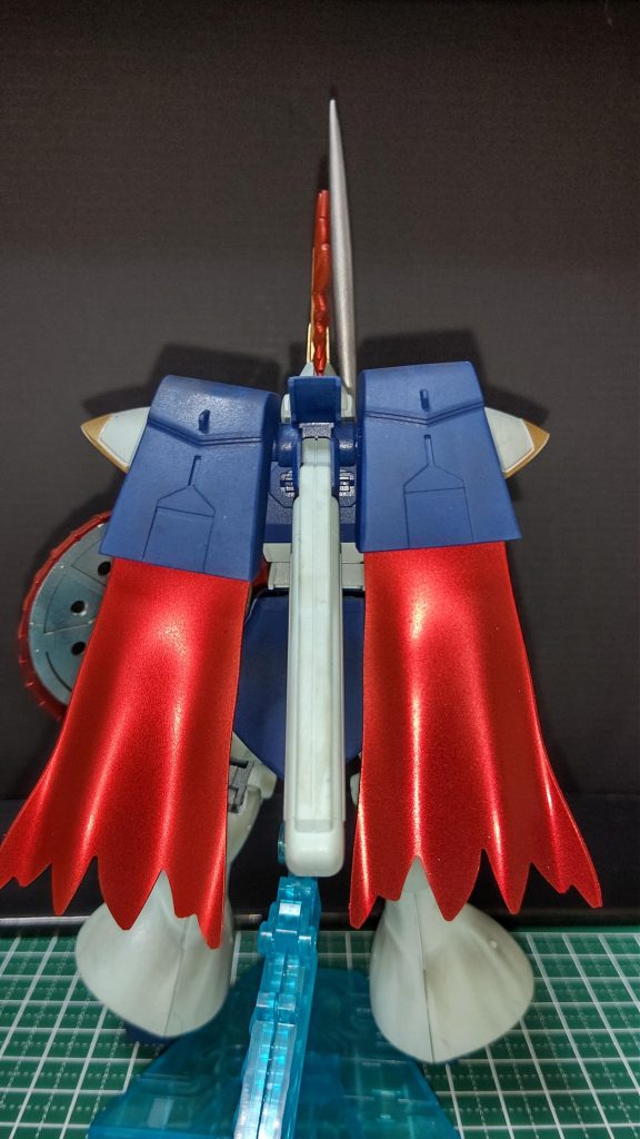 設定的には頭部の飾りやマントはビームらしいのですが、それもちょっとやだなという事で赤く塗装してみました。サーベルも同様の理由で鉄っぽく見えるように頑張りました……