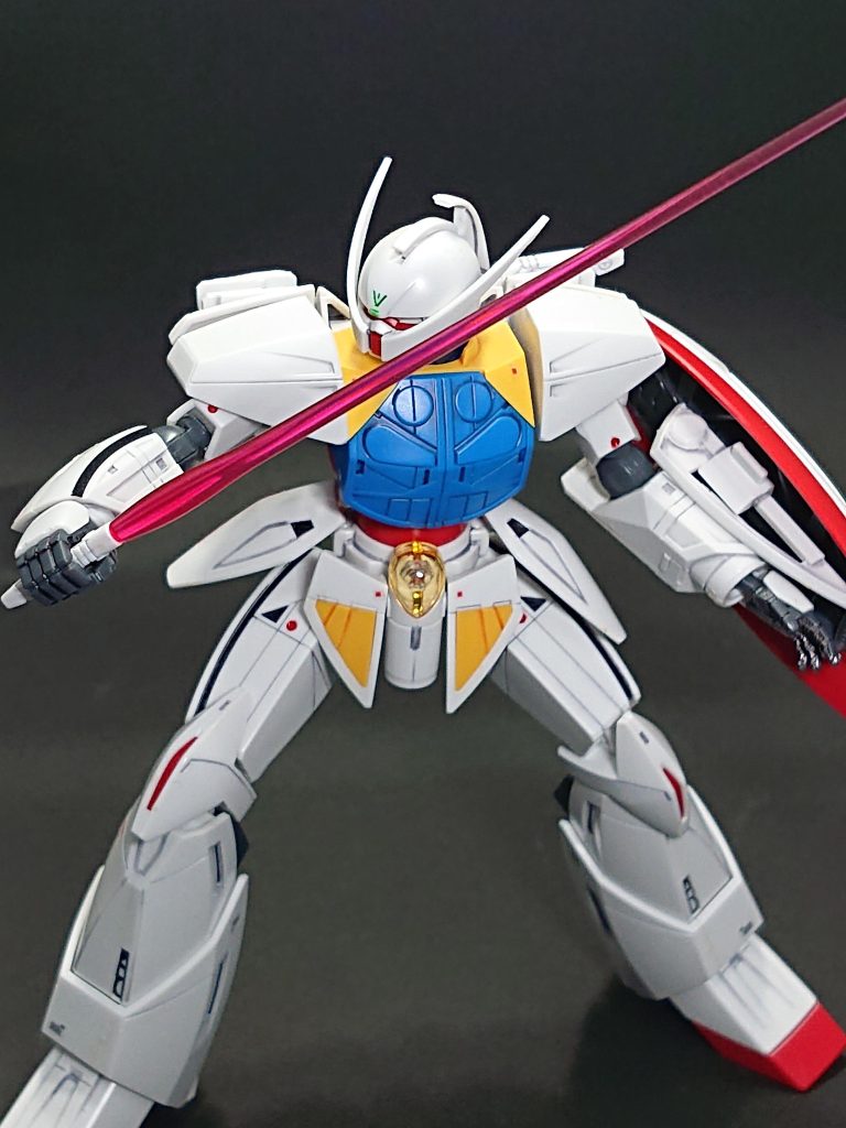 劇中にはメンテナンスの場面もありましたが、ゲームでもナノマシンの自己修復がある機体のイメージがあるので、整備用のマーキングはほぼ意味ないと解釈してポイントだけデカールを入れました。また一応パイロットスーツも爪楊枝で色を塗りました。小さいので上手くできませんでしたが、クリアイエローのパーツでいい感じにぼやけてます(笑)