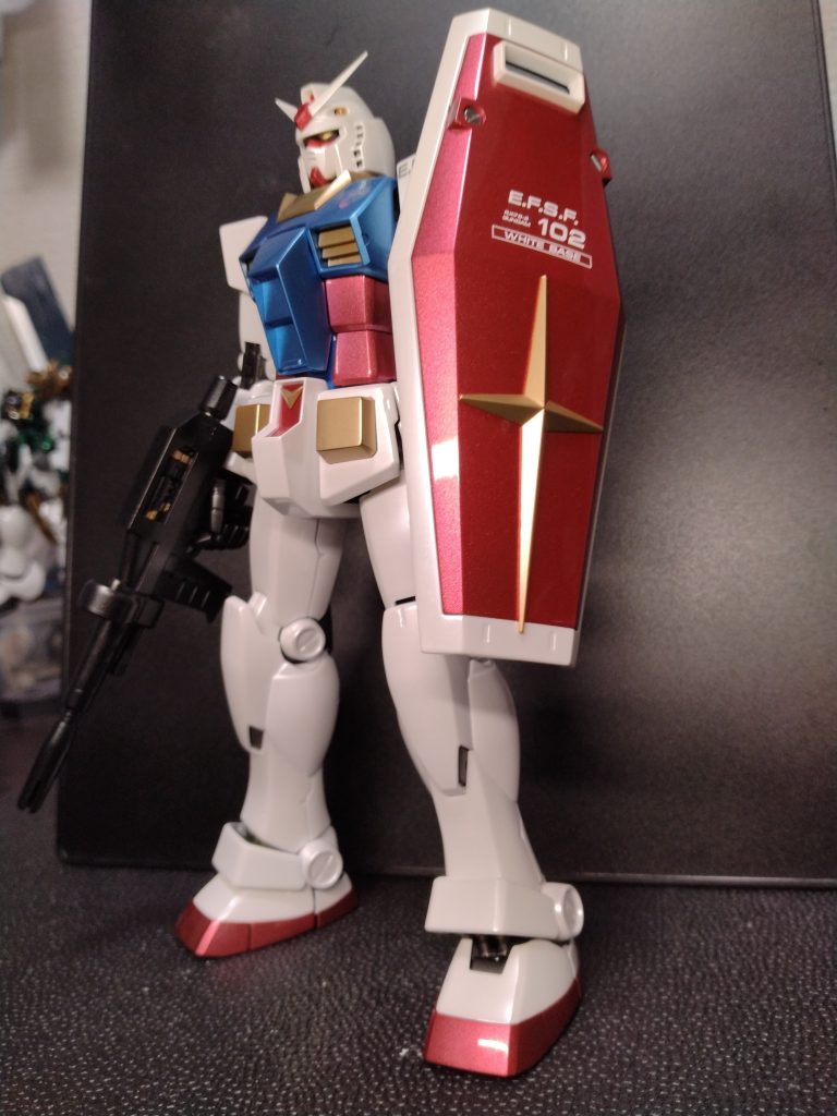 外装パーツはブルー、レッドは成型色にメタリックを加えたという感じにしたかったので、それぞれの色にシルバーを少々。ホワイトはアルティメットホワイトのあとにパールシルバー、クリアーで仕上げ。