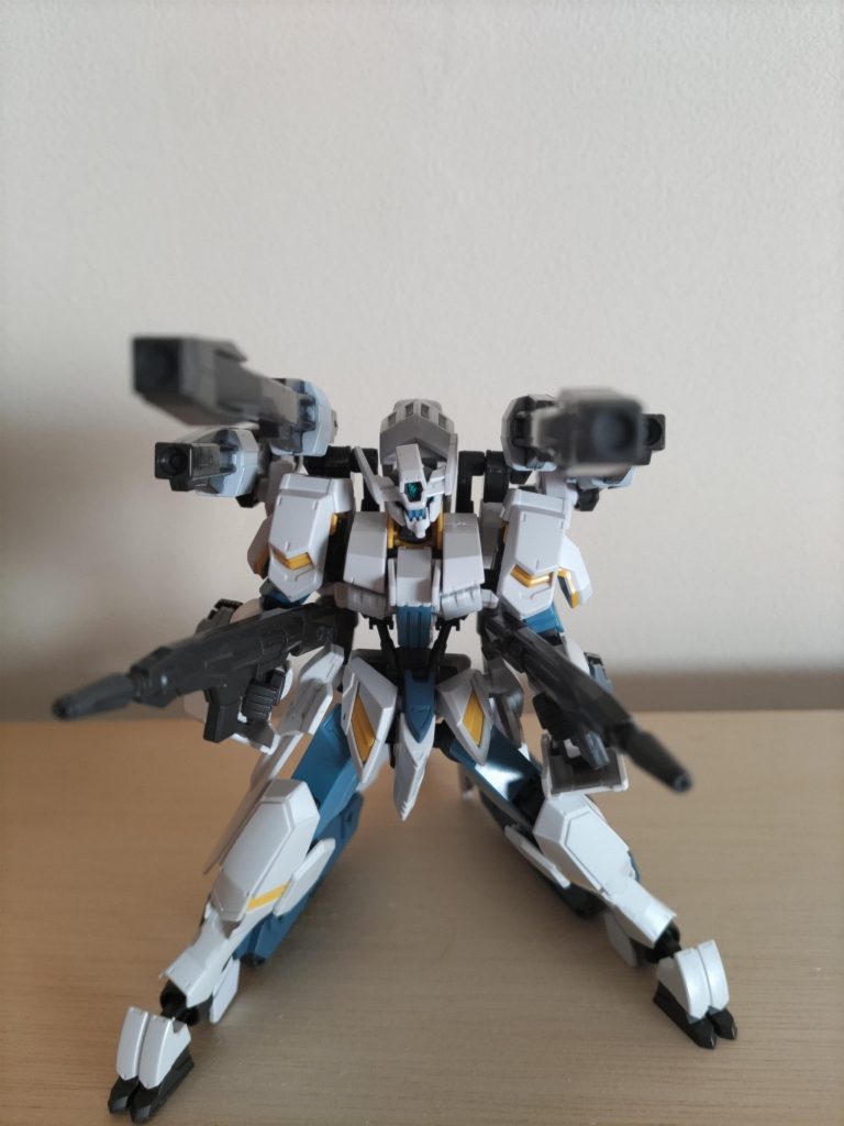 背部のレールガンは4門に増設。フロントスカートは元だと少し寂しく感じたのでバルバトスルプスから移植、サイドはV2アサルトバスターから頂きました。