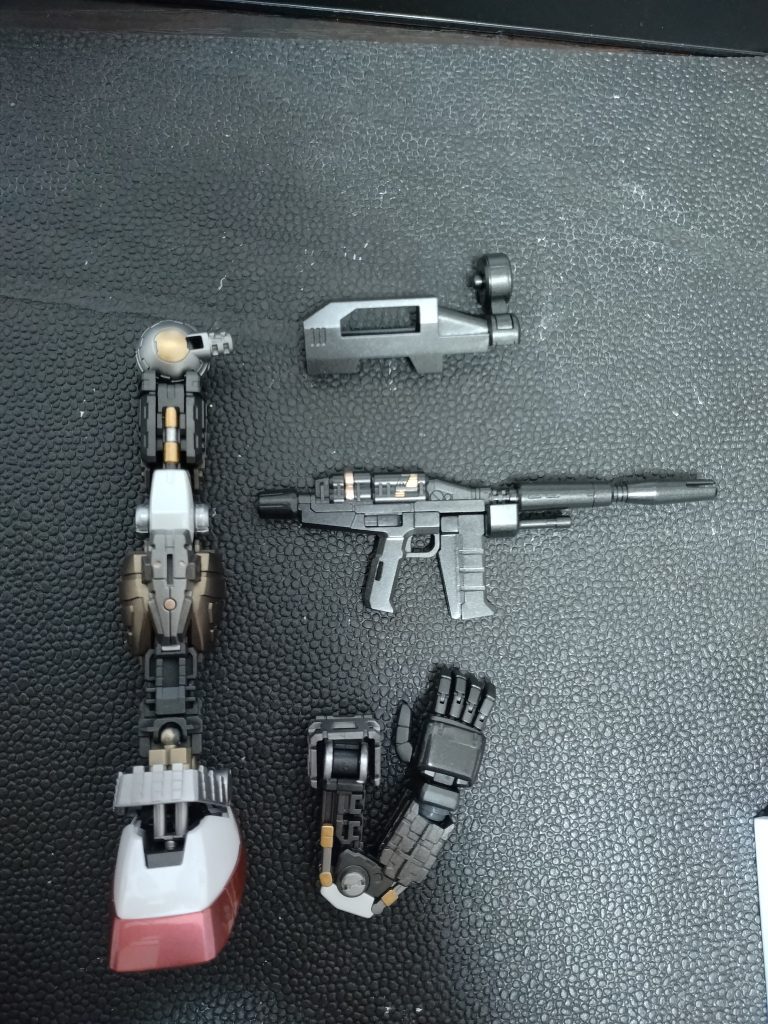 内部フレーム塗装の細かい部分はアクリジョンを数色使って材質の違いを表現。