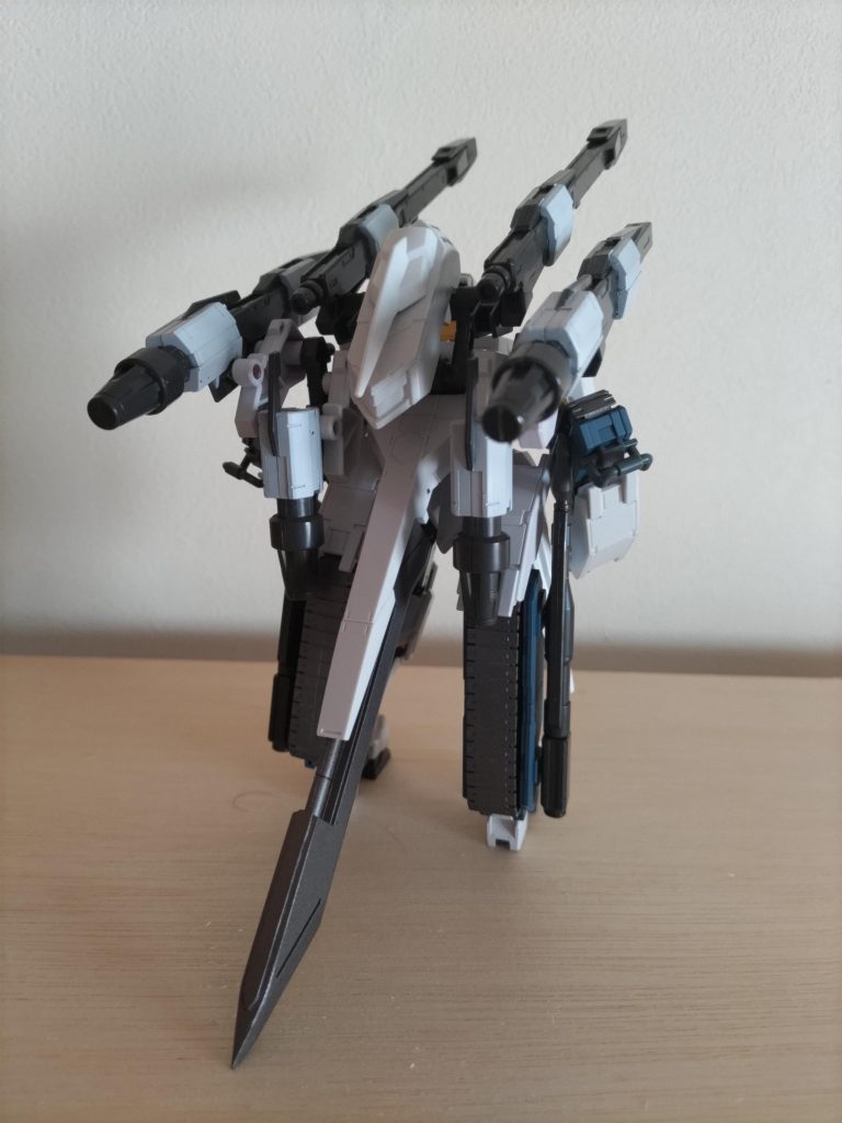 4門のレールガンの反動に耐えるため足部後方にキャタピラを追加。砲撃時に展開して姿勢制御と反動軽減に利用します。背中下部にバスターソードを担架できるようにしてます。