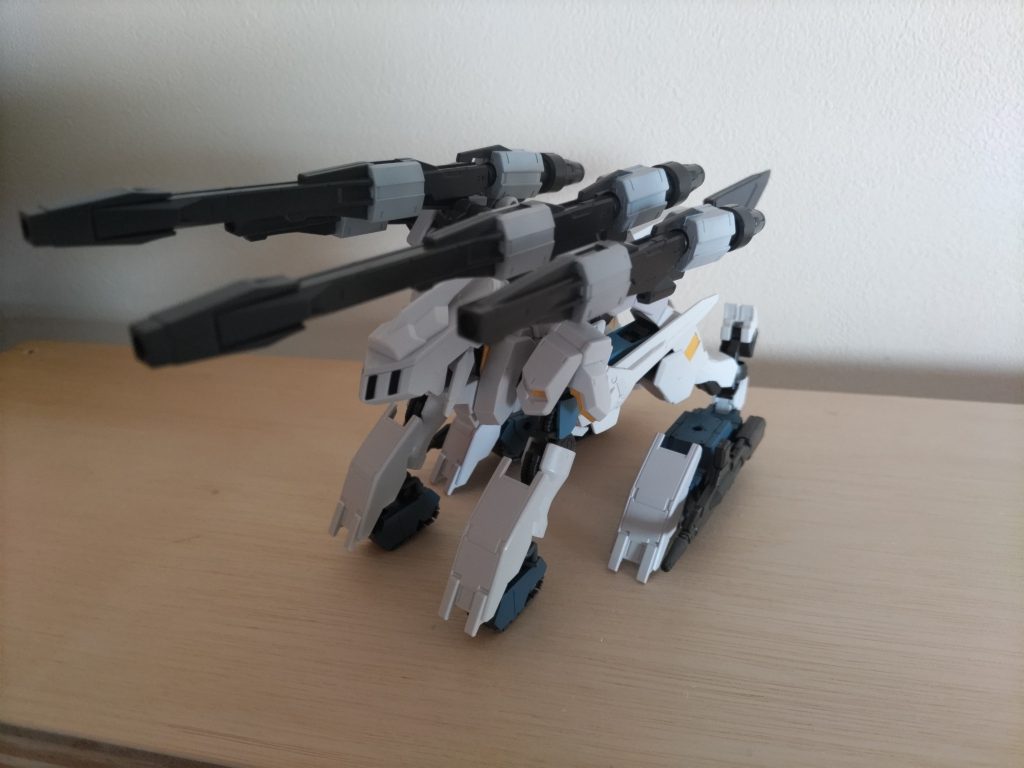 フラウロスといえば変形。元では変形したまま動くのは無理そうだと思うので腕部、脚部に追加したキャタピラでバクゥのように駆け回りながら射撃できればなぁと思います。