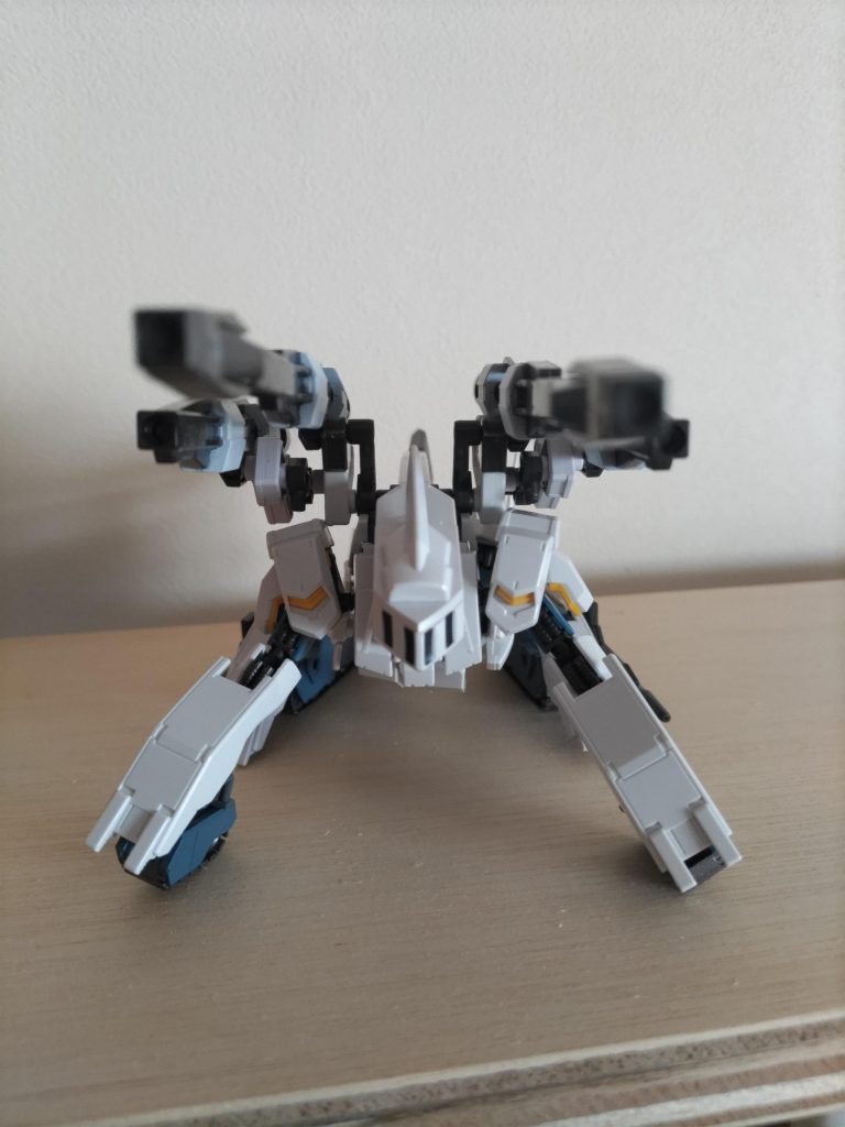 MA(でいいのかな?)状態の頭にはとって付けたような感がありますがアンテナを増設。こちらはウイングガンダムゼロ炎のサイドスカートをそのままくっつけてます。