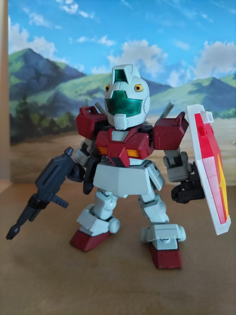 肩の装甲も陸戦型ジムと同型です。量産化が決まる前はまだ地球の勢力図奪還も視野に入っていたと思うのでパラシュート降下用のフックが残っている感じです。正式採用が決まった頃には宇宙での戦闘がメインとなることが予想されたので簡略化され無くなったというながれです。