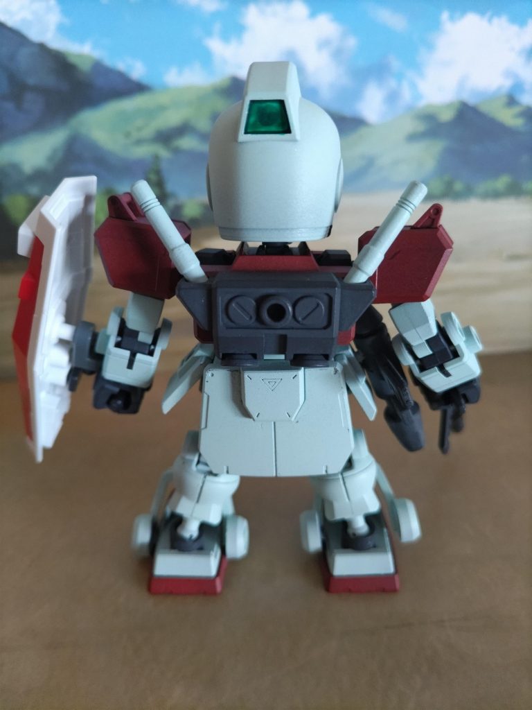 試験型ということでビームサーベルの技術がまだ不安定である為バックパックはガンダムと同タイプ、ビームサーベルも予備含め2本装備しています。リアアーマーは先行して配備されている陸戦型ジムの名残があります。