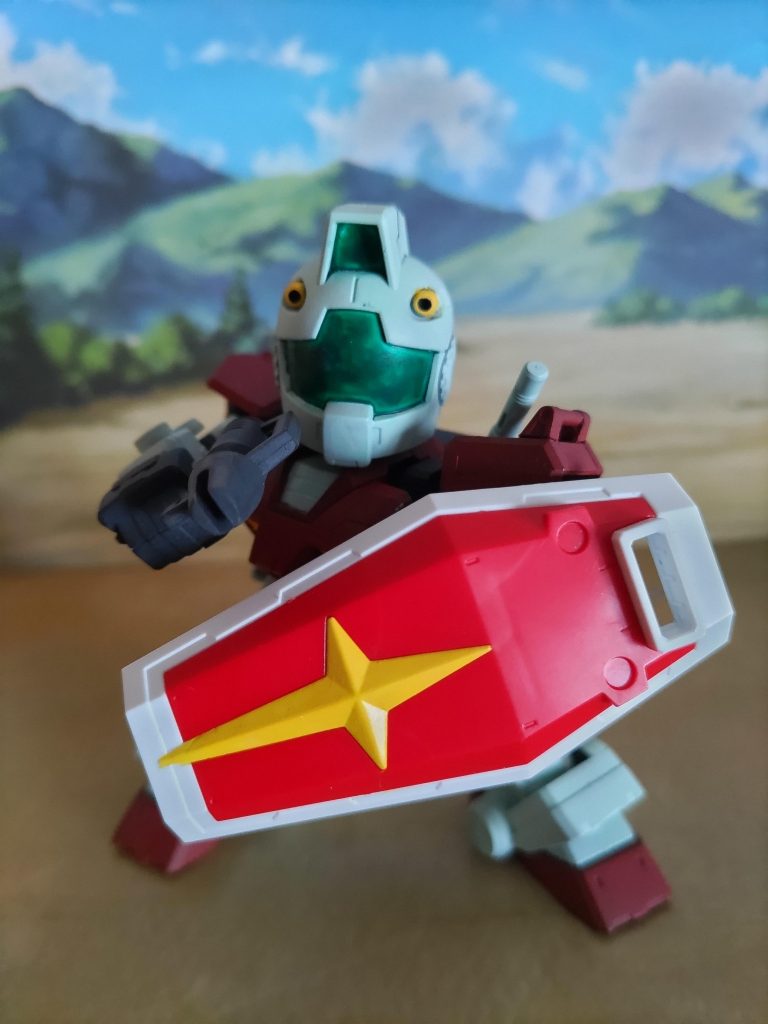 ビームスプレーガンも装備してます。ビームライフルに比べ威力と射程に劣る代わり圧倒的なコストパフォーマンスを理由に正式採用が決まったと言った感じでしょうか?もはやジムの代名詞でもありますよね