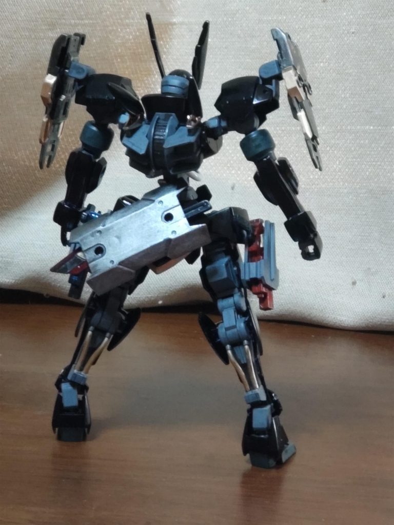 バックショットです。サブウェポンとして盾とショートソードが腰の後ろに装備しています。