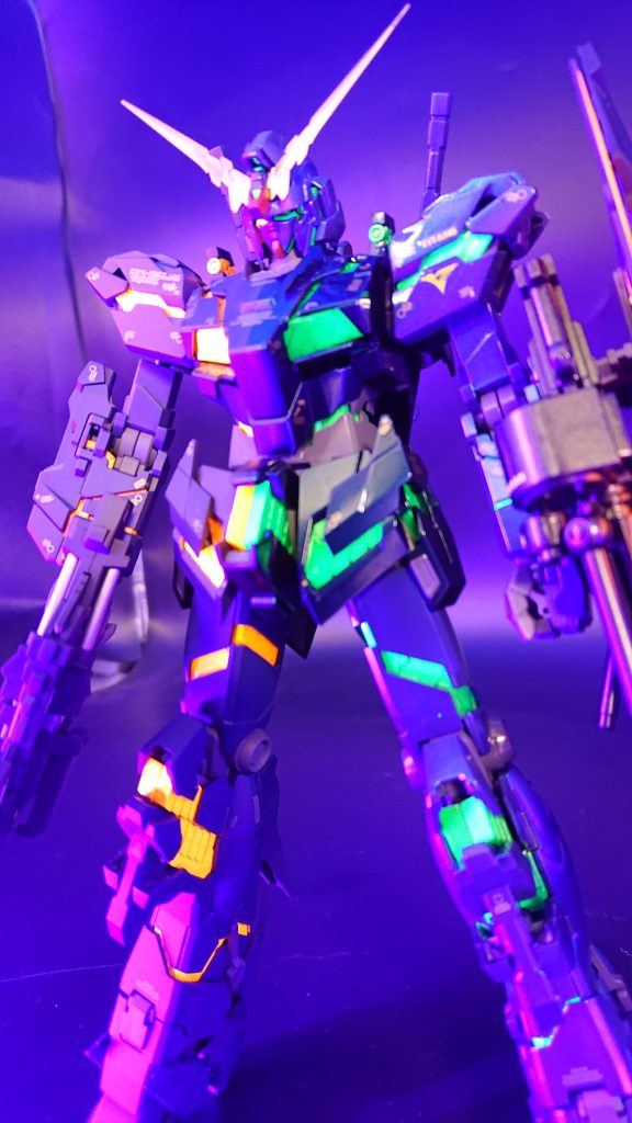 ブラックライトをあてるとサイコフレームが光るようにしてます。