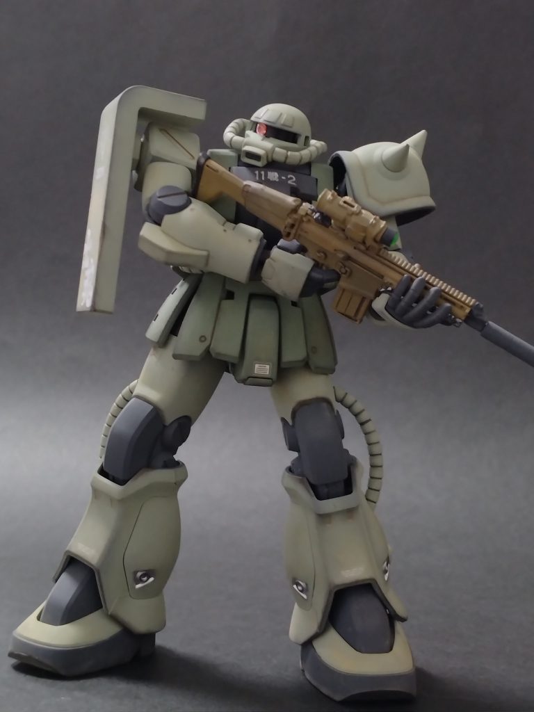 ザクは本当にどんな設定でもバッチリハマる感じがします。ザク系統やドムは兵器感があり、好きです。塗装はタミヤさんで、濃い緑はコックピット色(日本海軍)、薄い緑はスカイを使用。