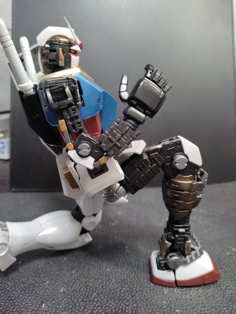 シリンダーその他稼働させないと見えない所もチマチマ筆塗りしました。