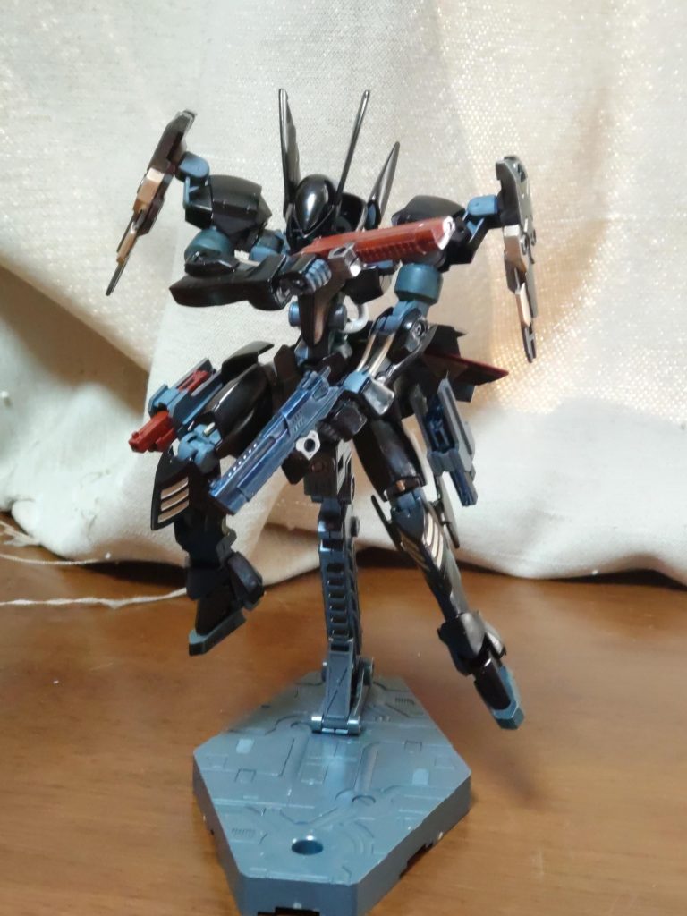 射撃武器として拳銃を2丁腰の側面にマウントしています。リボンバーとオートマチックタイプの2種類があります。