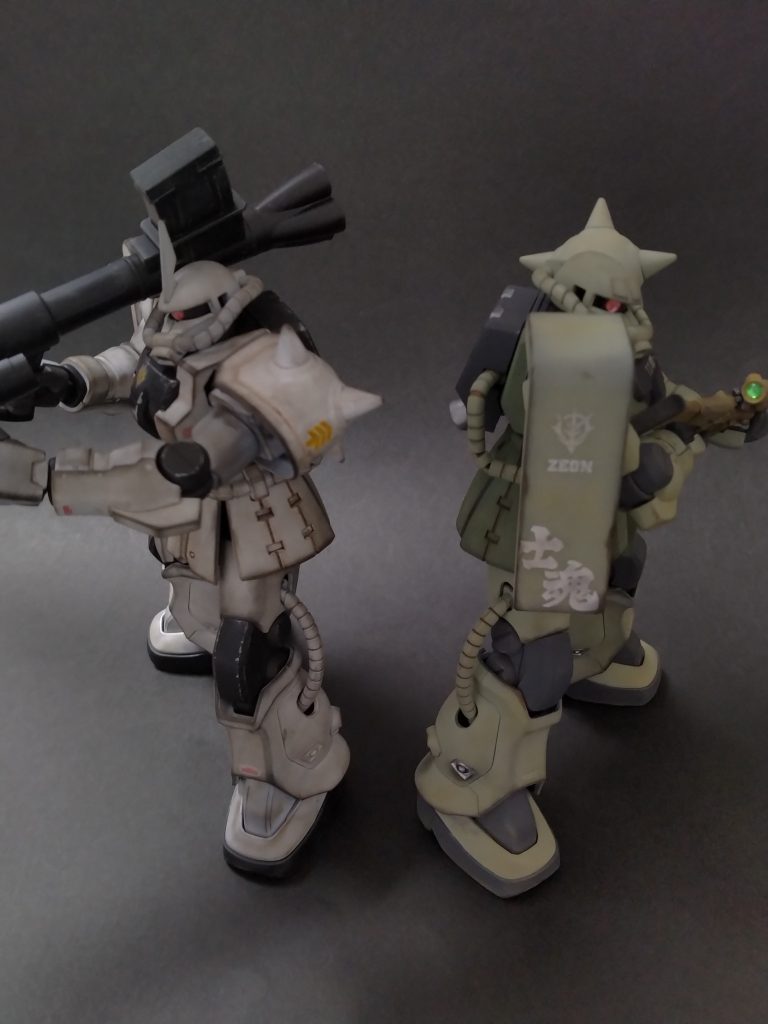 軍曹「ヴァイストイフェル⁉」  「あなたの通り名は、極東まで届いております。お会い出来て   光栄です!」大尉「そうか。戦争には負けたがな。」  「しかし軍曹、良くここまで来れたな。他の者は?」軍曹「途中までは、ガウ級で何とか・・・。黒海の上空で連邦の強   襲に会い、私は炎上するガウから何とか脱出できたのですが   ・・・」大尉「そうか。残念だな。だがここまで来れた軍曹は、さすが11戦     だな!」軍曹「ありがとうございます!仲間のためにも、絶対に生きて帰り   ます!行きましょう!」大尉「よし!ここからほぼ真西に400㎞程だ。鷲の巣・・・」  「ふざけた名前付けやがって。」『君は生き延びることができるか?』つづく