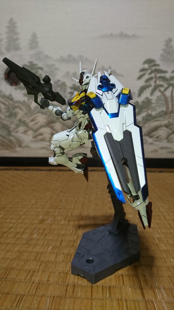 白パーツはサフ後に白光沢で塗装その後クレオスのクリスタルカラーアメジストパープルを吹いて紫がかった光を反射する表面を出してみました。 肉眼では出ているのですが写真ではわからないですね。 