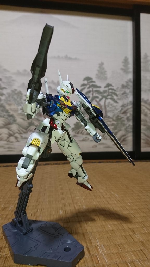 青パーツは黒サフ後にガイアのアルティメットブラックそしてクリスタルカラーのサファイアブルーその後クリアブルーを吹いてキャンディ塗装にしました。    赤パーツはクリスタルカラーのルビーレッドその後透明クリアでうすめたクリアレッドを5回塗り重ねていい感じに