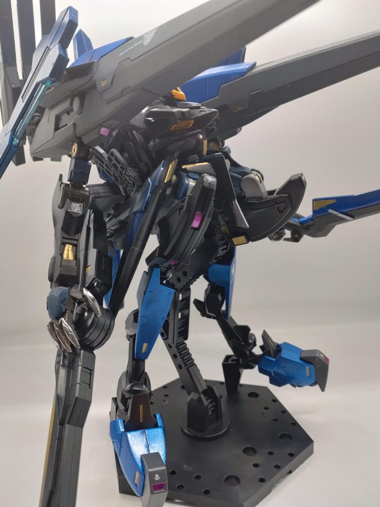 肩関節が根元よりモゲた為、ハルートのキャノンを肩パーツとして移植。これにより上半身が肥大化しましたので、バランスを取るためユーゴーの両手両足を使用し逆関節っぽく脚部を延長してます。