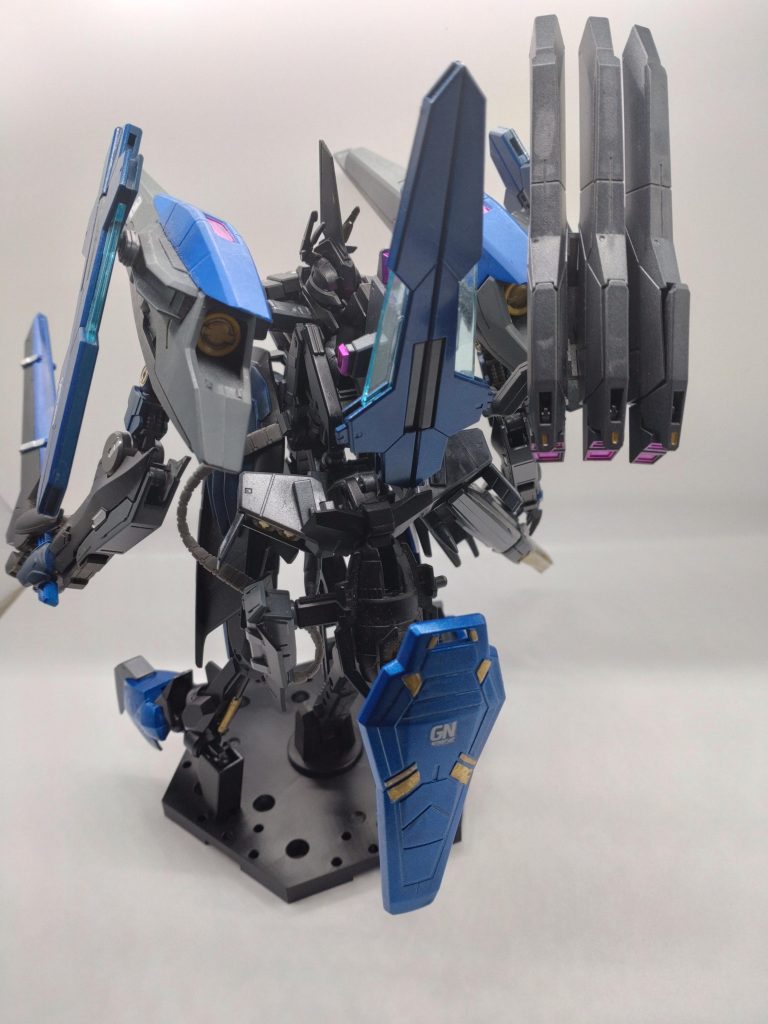 背中と肩にケルディムのガンビットを配置、GNキャノンを手に持たせたかわりに、ジェミナス陸戦ユニットのミサイルを装備しています。
