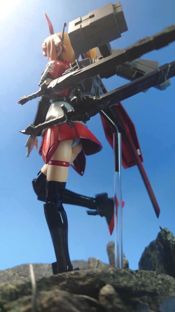 ガンプラが倒れないようにパイプを差して、ランナーを曲げて固定してます(￣ー￣)ﾆﾔﾘ