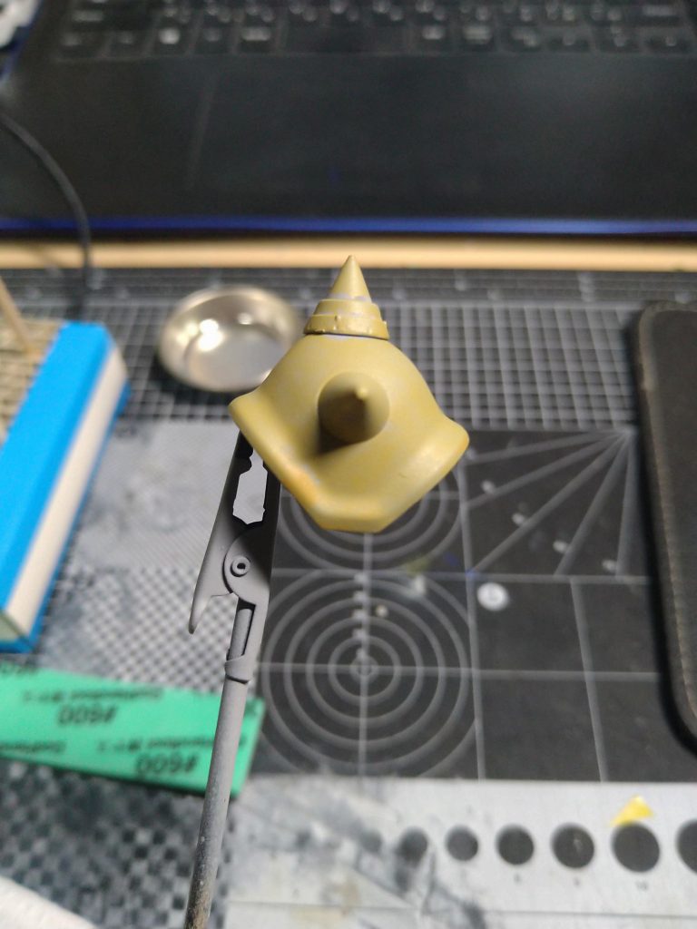 肩パーツの一回目の塗装。