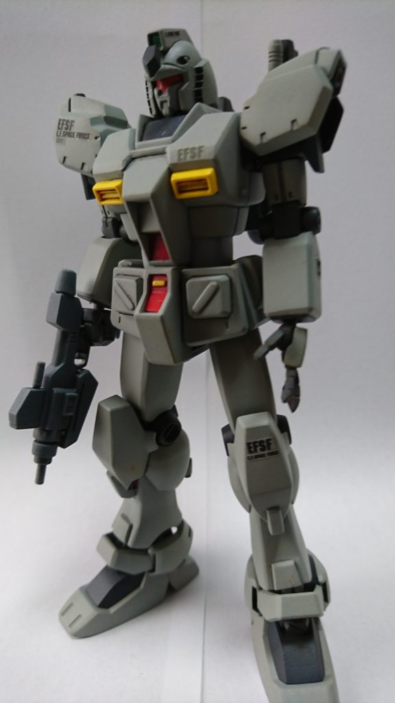 ライフルはジャンクから。頭部、胴体、腰部は旧HGUCガンダムから。