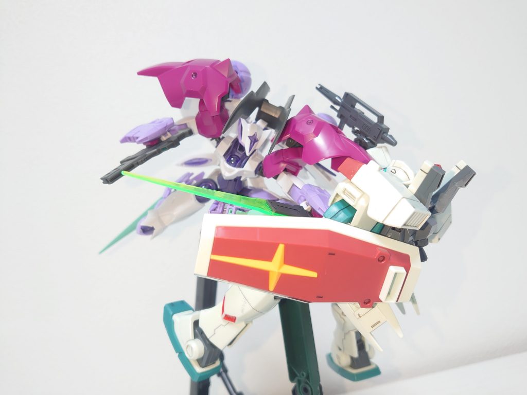 ジムIIIの腹部を突き刺しつつコックピット目掛けて射撃、撃破するイメージ(ベギルベウが目立つように)しました！