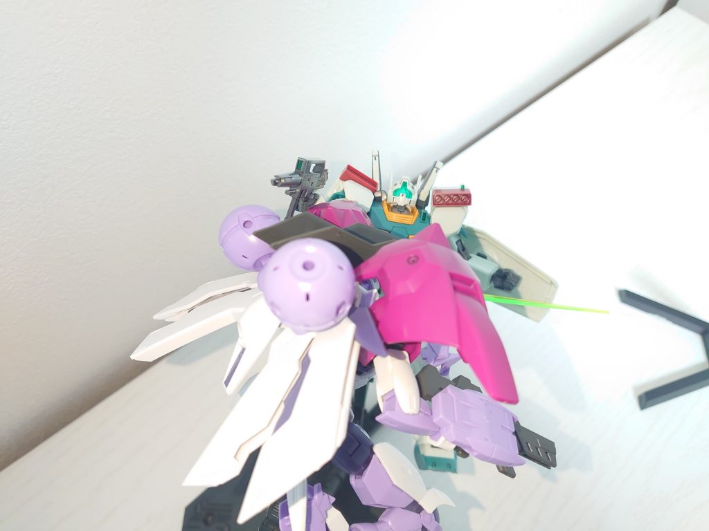 左肩部ミサイルポッドとビームライフルをベギルベウに向けるという最後の抵抗をイメージしました！