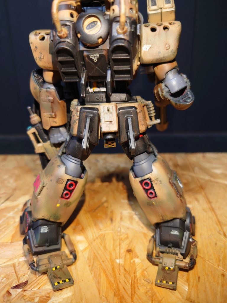 バックショット今回は腹部を前屈するように加工したので内部チラ見と脚部踵にキャノン射撃固定補助にかんじきをwww