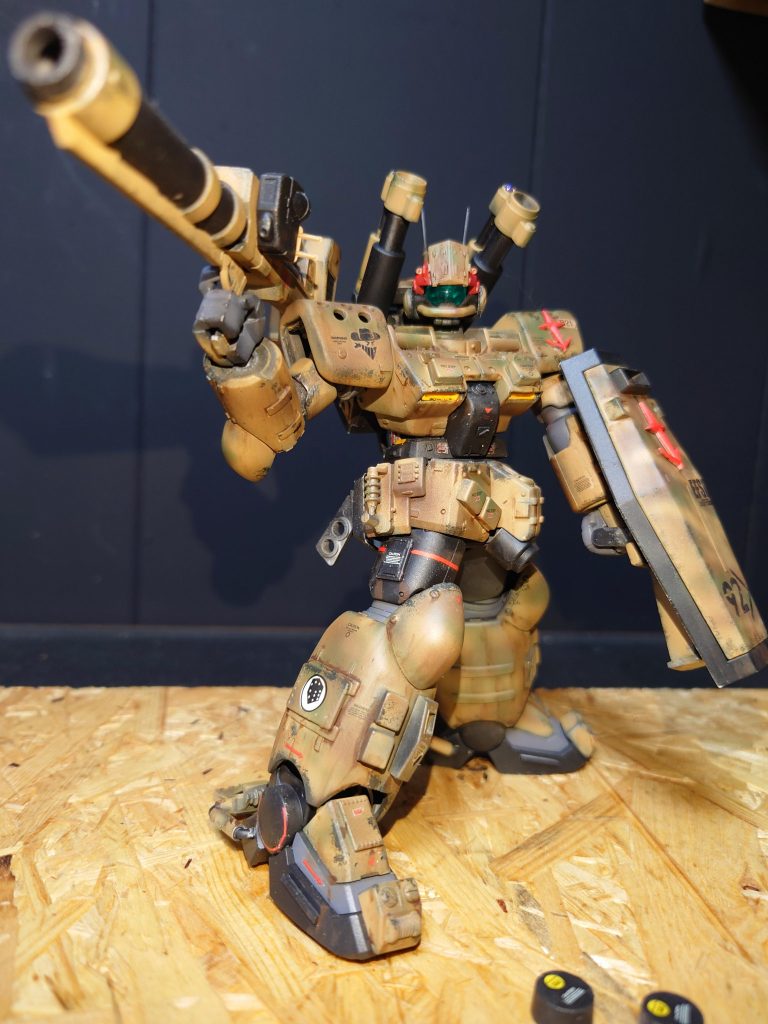 頭部はクリアーパーツにしてバイザー下のレッドはアクセントで