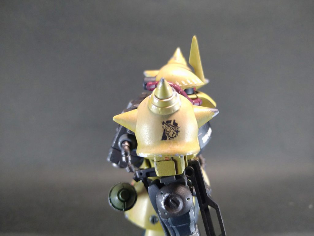 肩アーマーのスパイクは、ビルダーズパーツより。左肩や腰部にはパーソナルマークとして、狼のデカールを。自衛隊デカールから💦