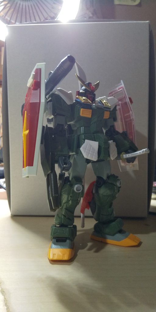 ベースに、頭等付け、将頑駄無の鎧を貼り付けました。両肩のシールドは、egガンダムの物×2です。