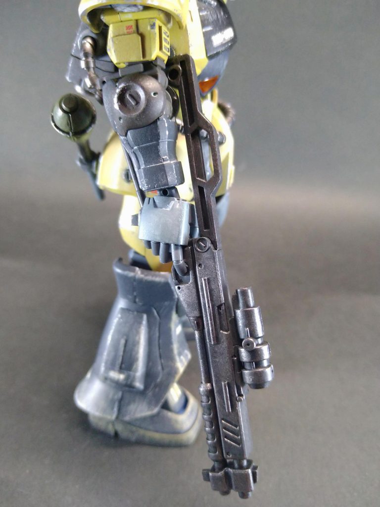 武器類は、水性サーフェイサーブラックを下地に