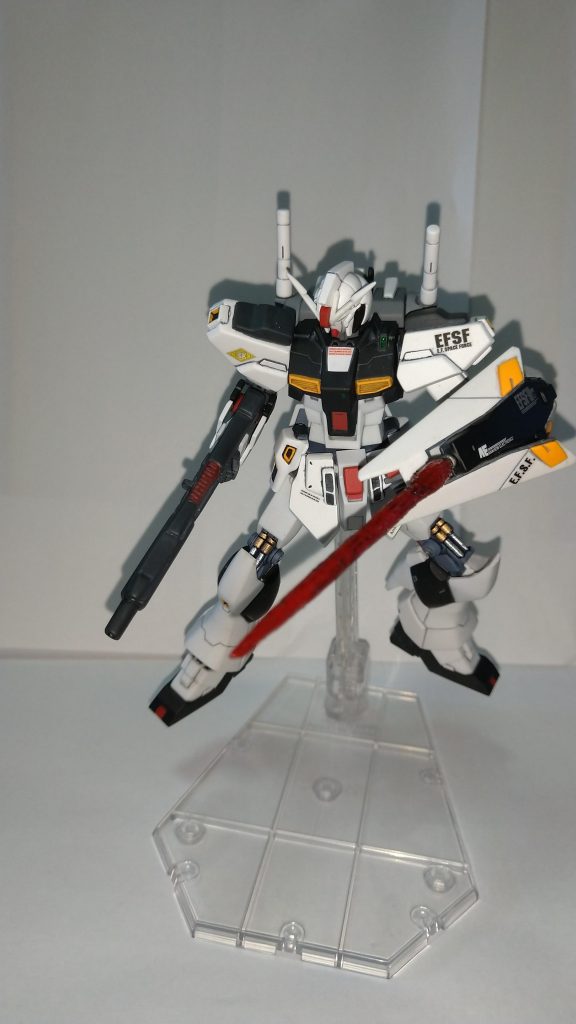 シールドはビームサ－ベル兼ビームガン設定です。