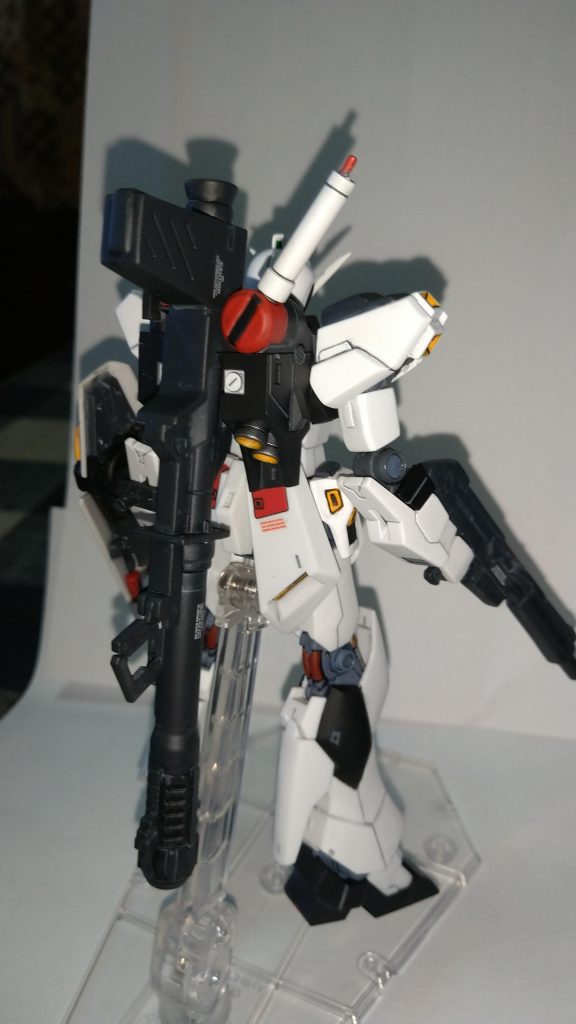 後ろ姿1です。通常型、バズーカはニューとユニコーンの合体的な感じです。