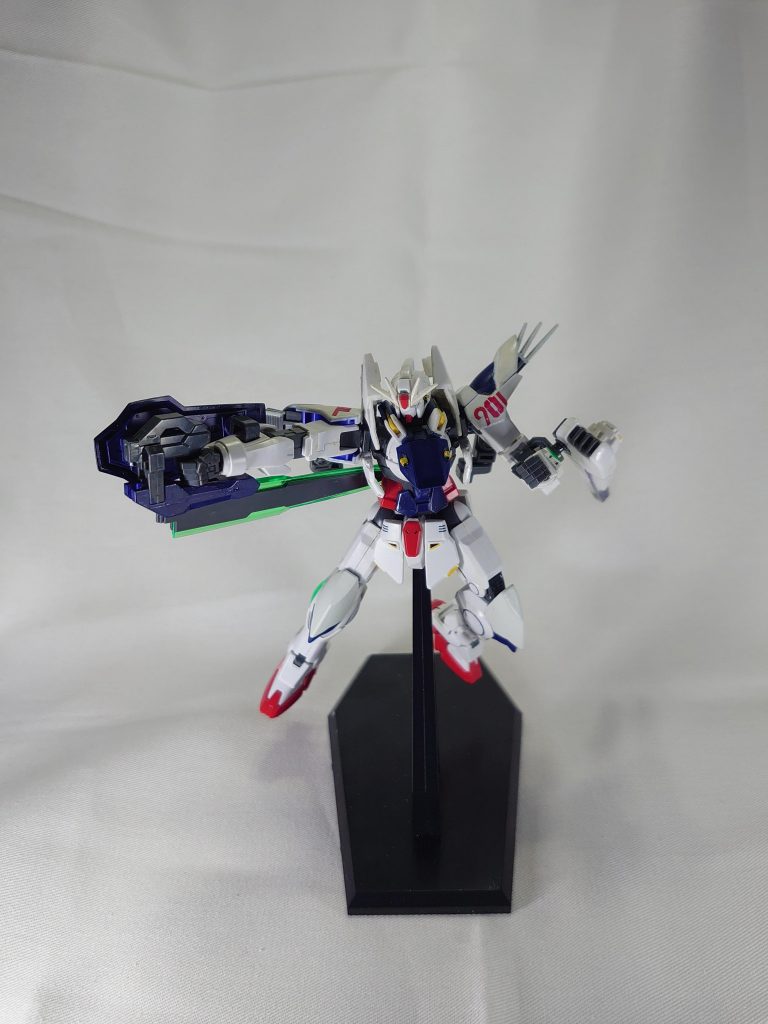 GNソード複合兵装ユニット実体剣、ビームライフル、物理シールドが複合されている固定式兵装。GN粒子の特性を用いることにより、実体剣の切断能力は革新的なまでの向上を果たしている。刀身が大型である為、取り回しが悪いのが難点。