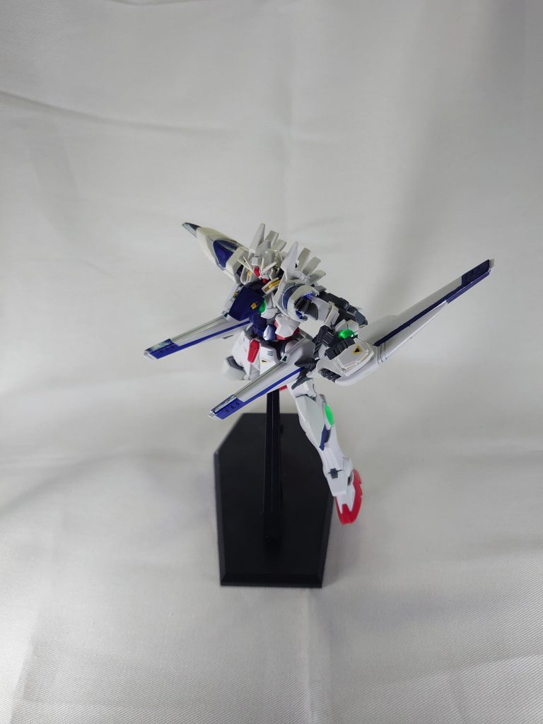 GNヴェスバーGNドライヴ直結のビーム兵装。従来のヴェスバー同様に可変速が可能である。追加された要素として、GN粒子の圧縮、収束がある。これを開放することにより、高威力の照射ビームを放つことができるようになっている。GNドライヴから伸びるジョイントの可動がとても柔軟である為、様々な角度から射撃が可能。 ジョイントの可動と、本機に搭載された「バイオコンピュータ」との相性がすこぶる良い為、曲芸じみた射撃や、後方への正確な射撃なども可能である。その柔軟さは攻撃面に留まることなく、スタビライザとして利用し姿勢制御を行うこともできる。  〜〜開発裏話（妄想）〜〜F901の開発段階でGNドライヴの性能は未知数であった。GNドライヴのさらなる研究には、戦闘を行いながらの検証が最善であると判断され、必然的に本機には大容量の情報処理能力が要求された。導き出された答えは、マルチプル・コンストラクション・アーマー構造（MCA構造）の面積を増やすという単純なものであった。MCA構造の面積増加は、機体の全高を上げる方法が採用された。その為、本機は従来のF9シリーズより頭一つ大型なっているが、桁外れの情報処理能力を手に入れており、結果、GNドライヴの限界性能を引き出すことに成功。さらに、スムーズな情報処理によって、恐ろしいまでに柔軟で機敏な挙動を獲得している。本機のスペックはGNドライヴの恩恵を抜いても、化け物じみたモノになっているが、例のごとく最大稼働時のスペックは、常人に扱える代物では無い為、リミッターが設けられている。リミッターは「バイオコンピュータ」によって、パイロットの適正に応じ、段階的な解除がされるようになっている。一方で、情報処理能力の増加によって尋常ではないレベルの発熱が生じてしまった。その莫大な熱を処理する為に、再び金属剥離効果（M.E.P.E.）が採用された。 数多の戦闘を経てGNドライヴは限界性能を発揮。その時、本機は想定外の現象を引き起こした。