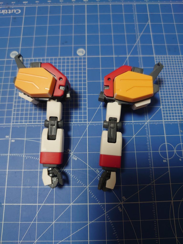 肩のオレンジや腰には、角はバリ感出すためパテ埋めしました。