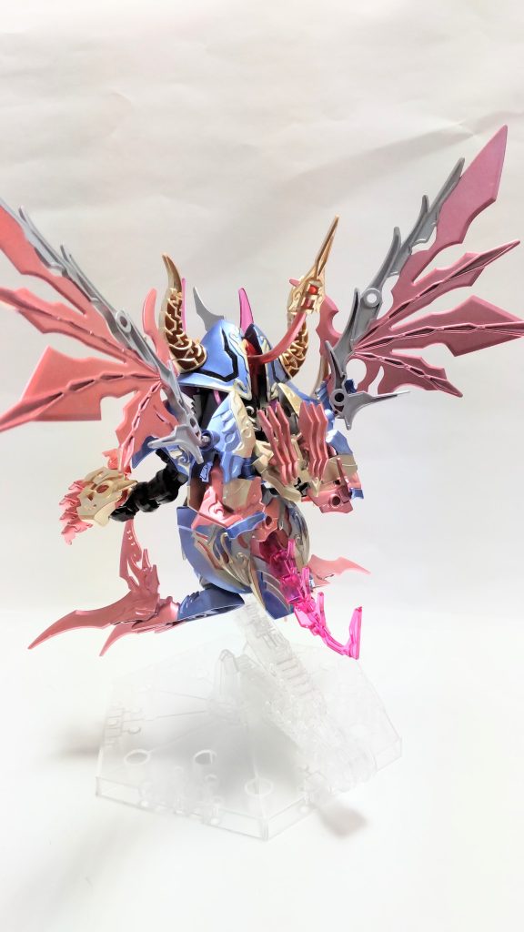 ~ナイトストライクとの因縁に決着をつける戦闘において~（創作文が苦手な方は読み飛ばし推奨）始めのうちは互角の戦いを繰り広げていたが、双竜装形態に半覚醒したストライクに徐々に追い詰められた。敗れる寸前のところでカオスグラスパードラゴンを召喚。「お前に出来ることは、私にだって出来るのだ！」と、カオスグラスパードラゴンと強制的に融合し、姿を変えた。