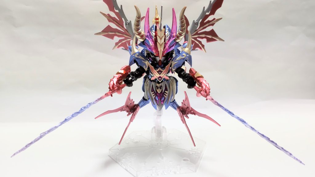 掌に魔力を集中させて魔力剣を形成する。両足の大爪と連携して四刀流の攻撃を繰り出す。（原典機のイージスの四刀流ビームサーベルをモチーフにしてます。分かりにくいですが、刀身はメタレッド→メタバイオレット→トランザムホロレッドでグラデーションらしき塗装をしてます。）