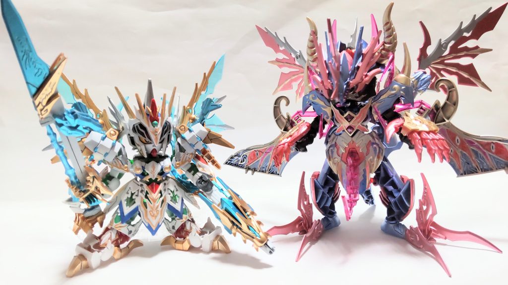 ストライクとイージスの比較図合体用に用意した腰関節の分、イージスのほうが背が高いです。（ドラゴンには装備していない合体用のパーツがいくつかあります。）今回は磁石無しで、キットに元からあった3mm穴やボールジョイントを使って合体させています。ただ、イージスの頭とドラゴンの頭だけは両方に3mm穴をあけてボールジョイントで繋げています。SDによくある、組み換え遊び的な感じを目指しました。ウォーロックイージスはサタンガンダムをモチーフにしているはずなので、サタンガンダム→ブラックドラゴン→一時的に死亡→ネオブラックドラゴンで復活という大まかな流れを裏テーマにして作製しています。敵キャラが人型を捨てて最後は獣型になる、というお約束ネタなんかも入れています。