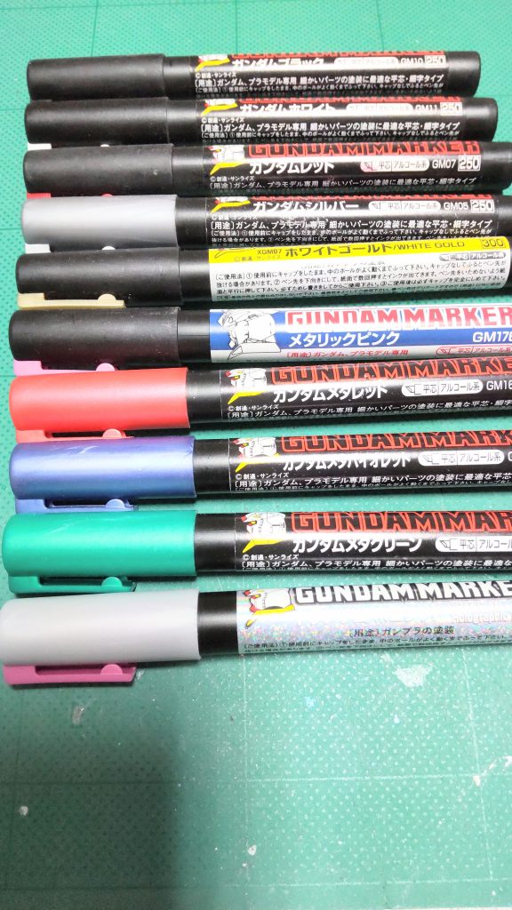 今回もマーカーとマーカーエアブラシで塗装しています。ナイトストライクより塗装の難易度がエグかった…………特にマントの表側…！サフ→塗装→根性のマスキング→塗装→リタッチでなんとか仕上げました!!　心折れかけましたよ………マジで……あと、マーカー布教のために、使用したマーカーを載せておきます。最後までご覧下さり、ありがとうございました!!