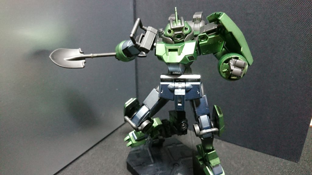 ショベル装備。工具として以外にも結構近接武器になる模様。