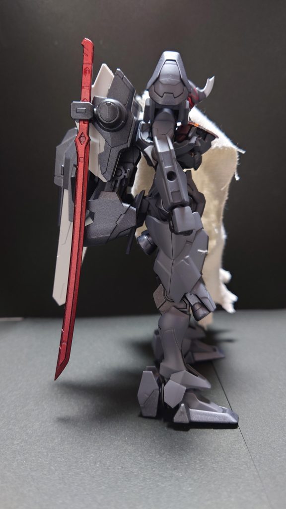 太刀はバルバトスから流用ブレイクブレイドで赤い刀を装備しているので真似してみました漫画だとかっこいいのですが、実物で赤い刀ってどうなの?と思いながら塗装してみましたが、予想以上にしっくりきました