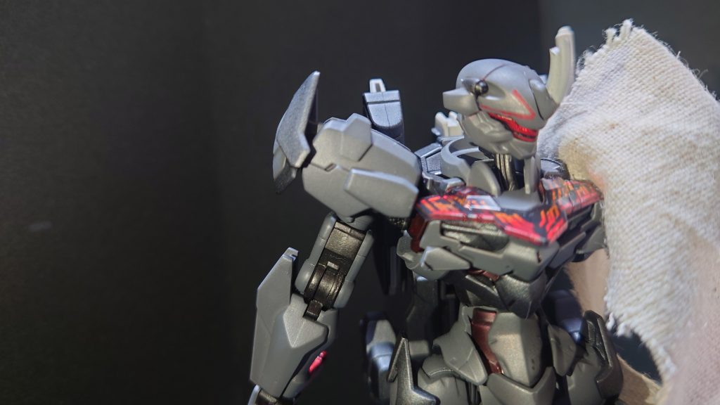 上のカメラ部分は半光沢、下のカメラはつや消しとデルフィングのイメージに近づくようにしてみました